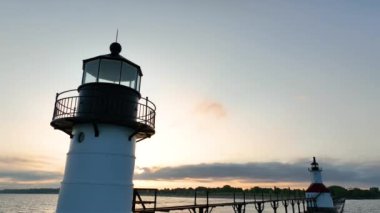 Yaya fotoğrafı, gün doğumunda Michigan 'daki St. Joseph deniz fenerinin havadan görünüşü. Ana deniz feneri belirgin bir iskelede duruyor, uzakta ikincil bir deniz feneri var, hepsi yumuşak, altın sarısı bir banyoda.