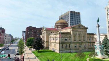 South Bend Indiana şehir merkezindeki St. Joseph County Adliyesi 'nin göz kamaştırıcı manzarası. Neoklasik mimari, ikonik kubbe ve canlı şehir çevresi şehirleri gösteriyor