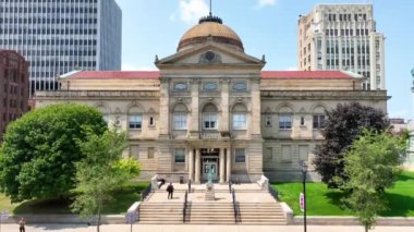 South Bend Indiana şehir merkezindeki St Joseph İlçe Adliyesi 'nin gökdelenler altında modern gökdelenlerin zeminine karşı büyük mimari yapısını ve yemyeşil alanını ön plana çıkaran hava yürüyüşü.