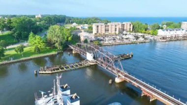 Hava Arc, Michigan Birleşik Devletleri St. Joseph St. Joseph Swing Köprüsü. Michigan 'daki St. Joseph Swing Köprüsü' nün havadan görüntüsü. Etrafı yemyeşil parklarla çevrili.
