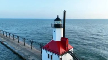 Güneş doğarken Michigan 'daki St. Joseph deniz fenerinin gökyüzü görüntüsünü çekti. Kırmızı çatılı beyaz kulesini ve sakin çevresini vurguladı. Altın ışık Michigan Gölü 'nün genişlemesini ve sükunetini arttırır.