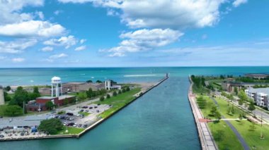 Wisconsin 'deki Kenosha Limanı' nın dingin güzelliğini ikonik su kulesi, canlı kırmızı deniz feneri ve Michigan Gölü 'nün sakin suları ile tecrübe edin.