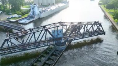Michigan 'daki tarihi St Joseph Swing Köprüsü' nün Havadan Yay Çekimi. Bir Holcim gemisi geçiyor. Endüstriyel mimari ve dingin mimarinin ahenkli karışımını vurguluyor.