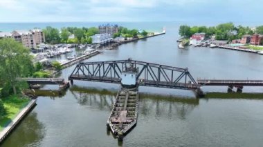 Hava Arkı Atışı, ABD, Michigan, St. Joseph, St. Joseph Swing Köprüsü: Serin suların üzerindeki tarihi salıncak köprüsü, yemyeşil ve canlı sahil binaları tarafından çerçevelenmiş