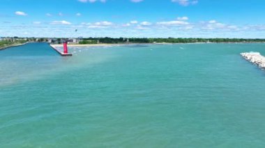 Michigans Gölü kıyısındaki Kenosha Deniz Feneri 'nin çarpıcı manzarası. Dalgakırandaki kırmızı ve beyaz deniz feneri mavi sularla ve yeşil karayla çok güzel tezat oluşturuyor.