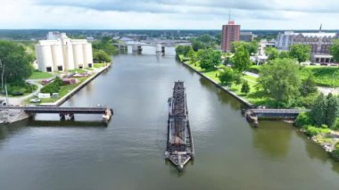 Michigan 'daki St Joseph Swing Köprüsü' nün havadan çekilmiş haliyle St. Joseph Nehri 'nin sakin parkları, endüstriyel yapıları ve doğal ve endüstriyel yapıların karışımını gözler önüne seren kentsel binalar seriliyor.