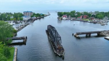 Michigan 'daki tarihi St. Joseph Swing Köprüsü' nün hava yayı görüntüsü demir yapısını, yemyeşil verimli nehir kenarını ve yakınındaki marinayı gözler önüne seriyor.