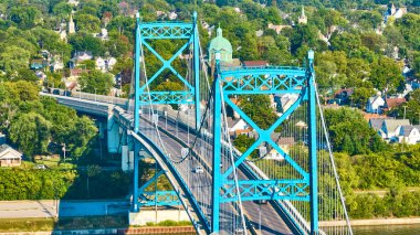 Toledo, Ohio 'daki Maumee Nehri üzerindeki canlı mavi Anthony Wayne Köprüsü' nün havadan görünüşü şehir altyapısının ahengi ve yemyeşil bir banliyö ortamında sergileniyor..