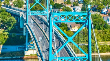 Toledo Ohio 'daki Maumee Nehri' ni kaplayan ikonik mavi Anthony Wayne Köprüsü 'nün hava görüntüsü. Bu şehir simgesi, manzaralı bir şehirde çarpıcı mimari ve hareketli bir bağlantı sergiliyor..