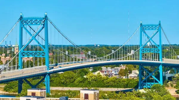 Şehir bağlantısının güzelliğini Toledo Ohio 'daki Maumee Nehri' ni kaplayan Anthony Wayne Köprüsü 'nün göz kamaştırıcı hava manzarasıyla yakalayın. Altyapı temaları için ideal.