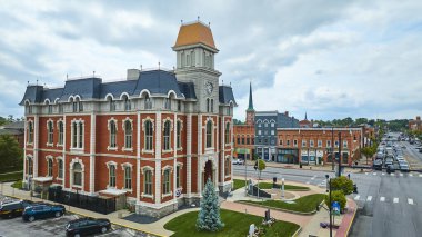 Ohio 'daki tarihi Defiance Adliyesi' nin havadan görünüşü klasik mimari, hareketli bir ana cadde ve sakin ve nostaljik bir atmosferi olan küçük bir kasaba atmosferi sergiliyor..