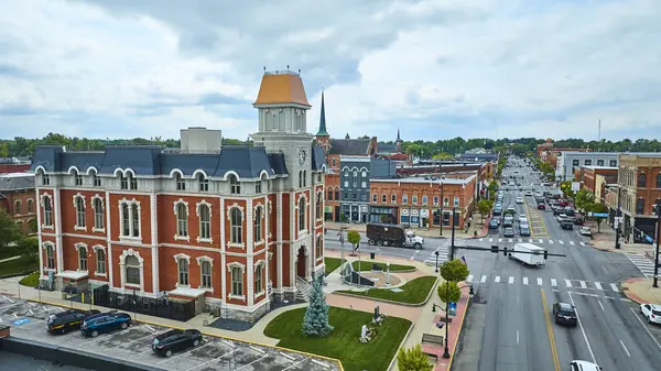 Ohio 'daki Defiance County Adliyesi' nin hava görüntüsünde, tarihi mimarisi ve hareketli ana caddesi ile canlı bir kasaba hayatı sergileniyor. Toplumun ve yerel tarihin cazibesini yakalıyor..