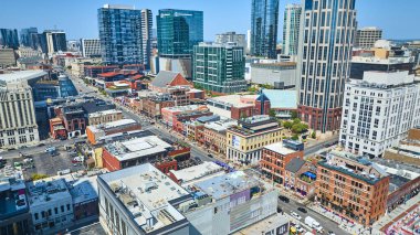 Broadway Street 'in yer aldığı Nashville şehir merkezinin hava görüntüsü. Modern gökdelenler ve tarihi binalar canlı caddelerin ortasında buluşarak kültür ve ticaretin dinamik karışımını gözler önüne seriyor..