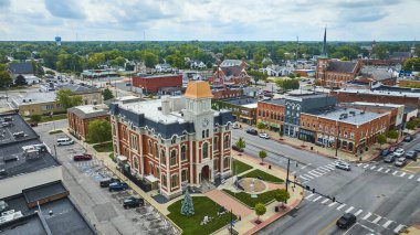 Ohios 'taki Defiance County Adliyesi' nin havadan görünüşü. Saat kulesiyle birlikte kırmızı tuğla bina yemyeşil ve hareketli yerel yaşamla çevrili tarihi bir süslemedir..