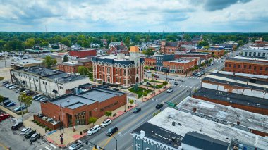 Defiance, Ohio şehir merkezinin hava görüntüsünde saat kulesiyle birlikte tarihi kırmızı tuğla adliye binası görülüyor. Büyüleyici caddeler ve dükkanlarla çevrili bu, küçük bir kasaba olan Amerika 'nın canlı toplum yaşamını yakalıyor.