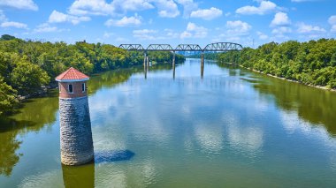 Tennessee 'nin dingin güzelliğini Omohundro Su İşleri' nin deniz feneri ve Nashville yakınlarındaki sakin nehir sularına yansıyan tarihi bir tren köprüsü ile keşfedin. Tam oldu.