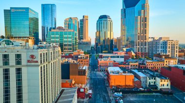 Nashville 'in altın saatindeki canlı gökdelenler ve tarihi binalar kusursuz bir şekilde harmanlanarak şehrin eşsiz cazibesini ve dinamik büyümesini gözler önüne seriyor. Yolculuk için mükemmel.