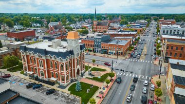 Defiance, Ohio şehir merkezindeki tarihi Defiance Adliyesi 'nin havadan görünüşü. Etrafı antika dükkanlar ve yemyeşil yerlerle çevrili. Küçük bir kasaba olan Amerikan hayatının özünü yansıtıyor..