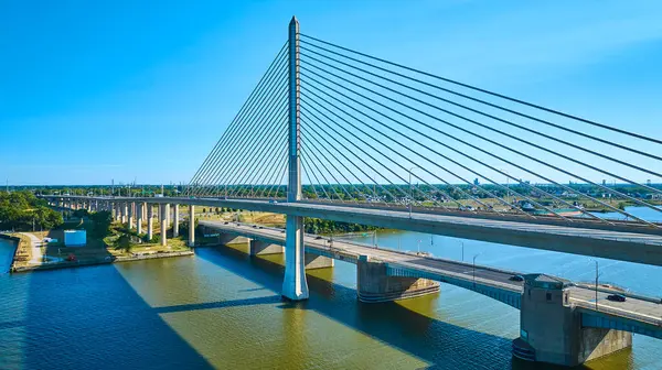 Toledo Ohio 'daki Maumee Nehri üzerindeki Gaziler Cam Şehir Skyway Köprüsü' nün hava görüntüsü. Bu çarpıcı kablo destekli köprü, canlı bir şehrin ortasındaki modern mühendislik ve kentsel bağlantıyı sembolize ediyor..