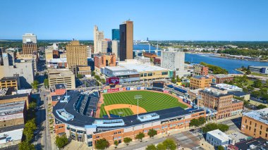 Ohio 'daki Toledo Fifth Third Field' ın canlı hava görüntüsü çarpıcı bir ufuk çizgisi ve sakin nehir önü ile şehir canlılığını ve eğlence ruhunu gözler önüne seriyor..