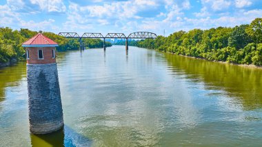 Tennessee Nehri 'ndeki tarihi Omohundro Su İşleri Işık Feneri' nin hava manzarası. Bereketli ormanlar ve trenler ile çevrili Nashville yakınlarındaki bu sakin manzara doğayla kenti harmanlıyor.