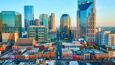 Nashville şehir merkezinin altın saatinde gökyüzü manzarası. Simgesel Batman Binası tarihi Ryman Oditoryumu 'nun yanında duruyor. Geleneklerle Tennessee' deki modern şehir yaşamını harmanlıyor..