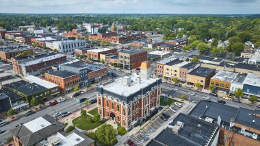 Defiance, Ohio 'nun hava manzarası Defiance İlçe Adliyesi' ni ön plana çıkarıyor, küçük kasaba cazibesini canlı şehir hayatı ve yemyeşil çevresiyle kucaklıyor. Turizm ve toplum için mükemmel.