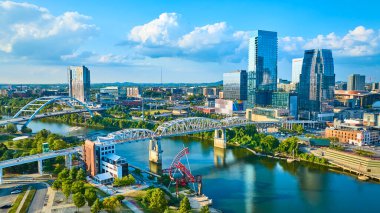Nashville 'in dinamik hava manzarası ikonik John Seigenthaler ve Kore Gazileri Anıtı köprüleri ile akan nehir ve yemyeşil şehir manzarasını zenginleştiriyor..