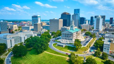 Nashville şehir merkezindeki tarihi ve modern mimarinin canlı karışımını keşfedin. Tennessee Eyalet Meclisi, açık mavi gökyüzünün altında hareketli ufuk çizgisinin ortasında gururla duruyor..
