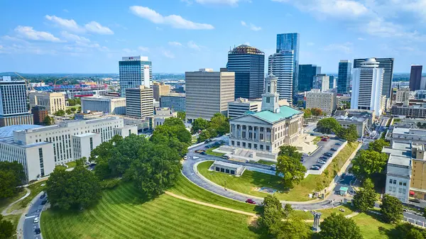 Nashville şehir merkezindeki tarihi ve modern mimarinin canlı karışımını keşfedin. Tennessee Eyalet Meclisi, açık mavi gökyüzünün altında hareketli ufuk çizgisinin ortasında gururla duruyor..