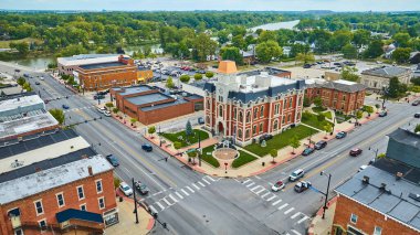 Defiance Ohio 'nun hava görüntüsü tarihi Defiance County Adliyesi. Kırmızı tuğlalı mimari ile küçük kasaba cazibesini deneyin. Yeşillik ve sakin sokak manzarası. Turizm ve gerçek için ideal.