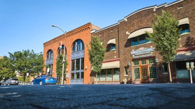 Cazibeli Toledo sokak sahnesinde kemerli camları olan tarihi bir tuğla hukuk bürosu var. Şehir merkezindeki sakin atmosfer, küçük kasaba cazibesiyle Ohio semaları altında çağdaşlığın dokunuşunu harmanlıyor..