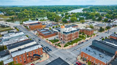Defiance, Ohio 'nun cazibesini yukarıdan keşfet. Bu hava manzarası, bereketli yeşilliklerle çevrili tarihi Defiance İlçe Adliyesi 'ni vurguluyor. Tarihle şehir merkezinin canlı atmosferini harmanlıyor..