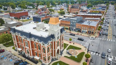 Defiance Ohio 'nun hava görüntüsü Defiance İlçe Adliyesi' ni gösteriyor. Sembolik saat kulesi büyüleyici küçük kasaba sokak manzaraları ve hareketli toplum hayatı ile çevrili..