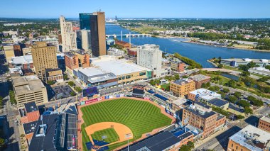 Merkezde Toledo 'nun canlı havadan görünüşü ve kalbinde Beşinci Üçüncü Alan var. Gökdelenler ve manzaralı bir nehirle çevrili bu şehir manzarası, tarih ve modernliğin Ohios harmanını yakalıyor..