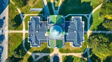 Toledo Ohio 'daki Lucas County Vasiyet Mahkemesi' nin hava görüntüsü. Bu zarif kubbe sakin bir şehir parkı ortamında kurulmuş mimari simetrisi ve tarihi çekiciliğini sergiliyor..