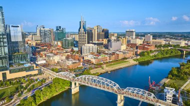 Nashville 'in ikonik ikiz kuleleri, John Seigenthaler yaya köprüsü ve canlı nehir manzarası. Modern, Tennessee 'nin başkentinin bu çarpıcı görüntüsünde tarihle buluşuyor..