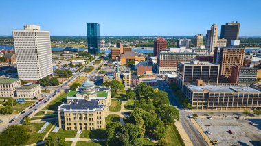 Toledo, Ohio 'nun canlı hava manzarası, modern gökdelenlerle çevrili tarihi Lucas County Vasiyet Mahkemesi' ni gösteriyor. Net bir şehir manzarası altında tarihin ve ilerlemenin bir karışımı