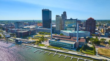 Modern mimari rıhtım ve yeşil alanlar içeren Toledo Ohio şehir merkezinin gökyüzü manzarası. Kentsel gelişim ve şehir planlama temaları için mükemmel. Canlı şehir hayatı huzurla buluşur
