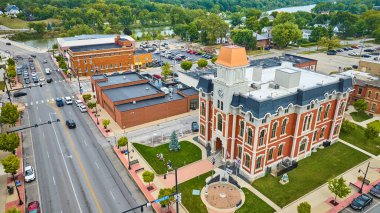 Defiance, Ohio 'nun cazibesini yukarıdan keşfedin, tarihi Defiance İlçe Mahkemesi' ne hayran olun ve şehir hayatı ile doğal güzelliğin ahenkli bir karışımı bu pitoresk kasaba merkezinde.