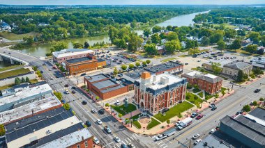 Defiance, Ohio şehir merkezinin cazibesini, tarihi Defiance County Adliyesi 'ni, manzaralı bir nehri ve modern ve klasik mimarinin bir karışımını vurgulayan bu hava manzarası ile keşfedin..