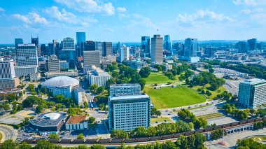 ATT Binası, Bridgestone Arena ve Bereketli 200. yıl Capitol Mall State Park 'ının açık mavi gökyüzü altında yer aldığı Nashville şehir merkezinin ikonik silueti ile canlı bir hava manzarasını yaşayın..
