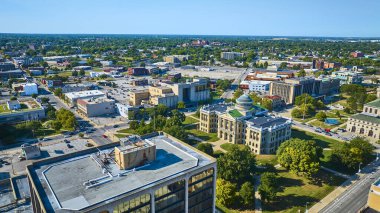 Toledo 'nun mimari cazibesini yukarıdan keşfedin. Görkemli Lucas İlçesi Vasiyetname Mahkemesi' nin etrafı yemyeşil, tarihi ve modernliği harmanlayan Ohios 'un canlı şehir merkeziyle çevrilidir..