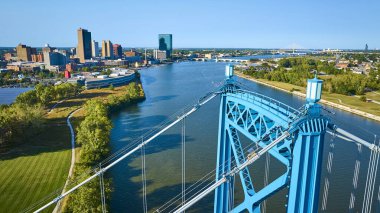 Toledo Ohio 'nun havadan görünüşü: Parlak mavi Anthony Wayne Köprüsü, açık gökyüzü altında modern ve tarihi mimarinin bir zeminine karşı kurulmuş Maumee Nehri boyunca uzanır. Şehir planlaması için mükemmel.