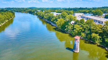 Nashville, Tennessee 'deki deniz feneri Omohundro Waterworks Light' ın hava manzarası. Huzurlu nehir manzarası verimli yeşillik ile ticari binalar arasındaki uyumu sembolize eder.