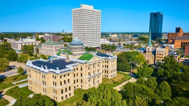 Toledo Ohio şehir merkezinin havadan görünüşü modern gökdelenler ve yemyeşil gökdelenler arasında tarihi Lucas İlçe Vasiyet Mahkemesi 'ni sergiliyor, klasik ve çağdaş mimarinin canlı bir harmanını yakalıyor.