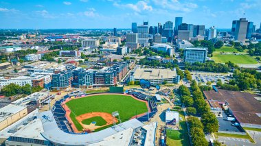 Nashville 'in hareketli şehir merkezinin canlı hava manzarası First Tennessee Park' ı da kapsıyor. Temiz mavi gökdelenlerle çevrili bir beyzbol stadyumu. Şehir rehberleri için mükemmel.