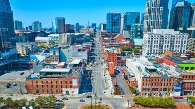 Nashville, Tennessee şehir merkezindeki canlı Broadway Caddesi 'nin havadan görünüşü modern gökdelenler ve tarihi mimarinin bir karışımını yakalamış, altın saatinde kentsel büyüme ve kültürel zenginliği gözler önüne sermiştir..