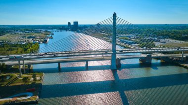 Maumee Nehri 'ni kaplayan Toledo Gazileri Cam Şehir Skyway Köprüsü' nün havadan görüntüsü. Şehir ve yeşil alanları birleştiren modern mimarinin parlak bir sembolü Ohio 'da gün ortası gökyüzü altında.