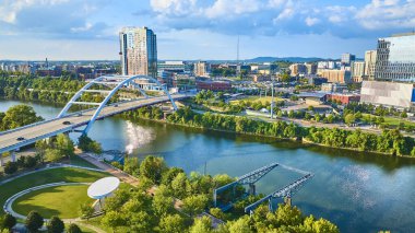 Nashville 'in ikonik Kore Gazileri Anıt Köprüsü' nü, dingin nehir kıyısına yayarak modern ve tarihi mimariyi canlı bir şehir manzarasında harmanlıyor..